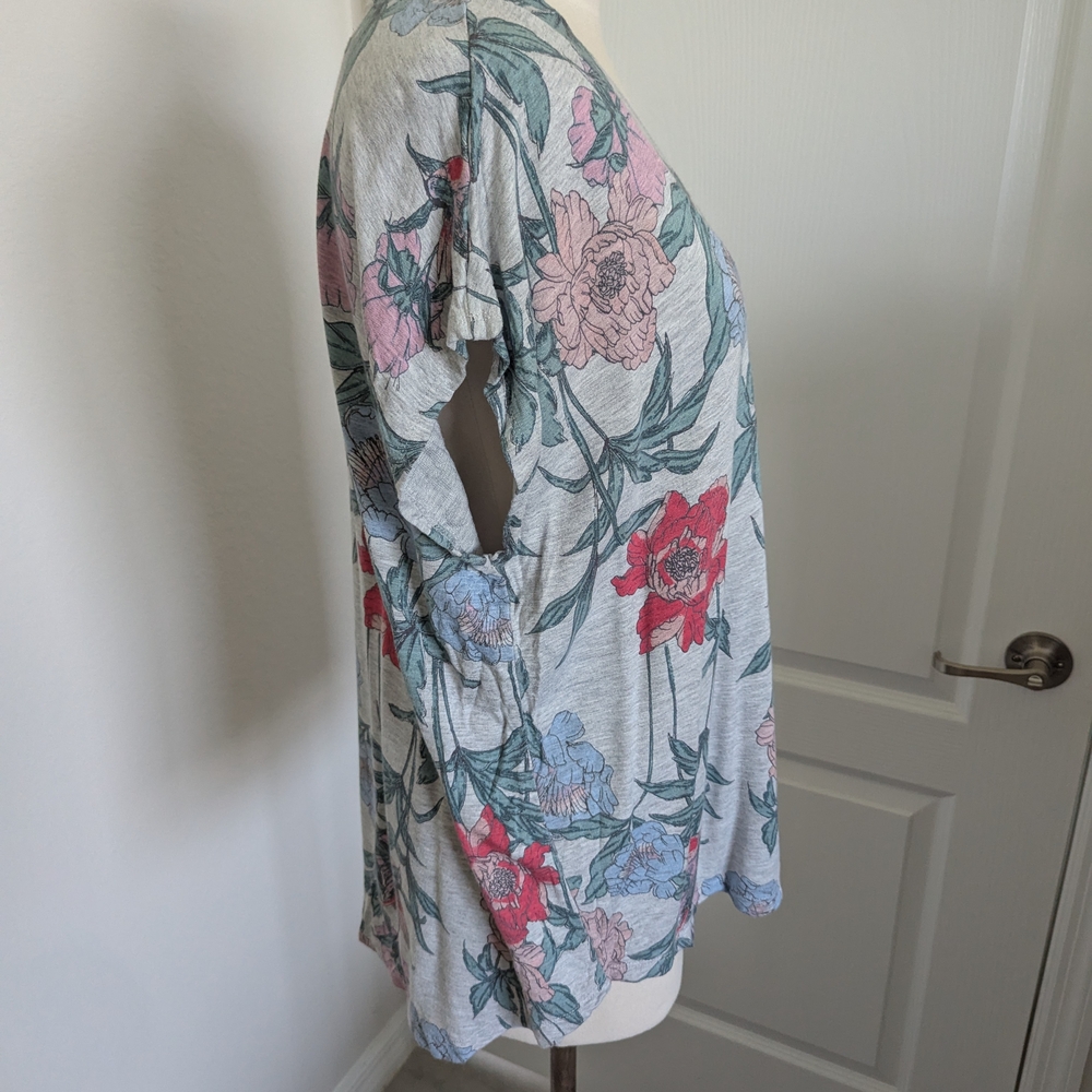 Cupio Floral Short Sleeve Top - Gray and Pink - Picture 2 of 6